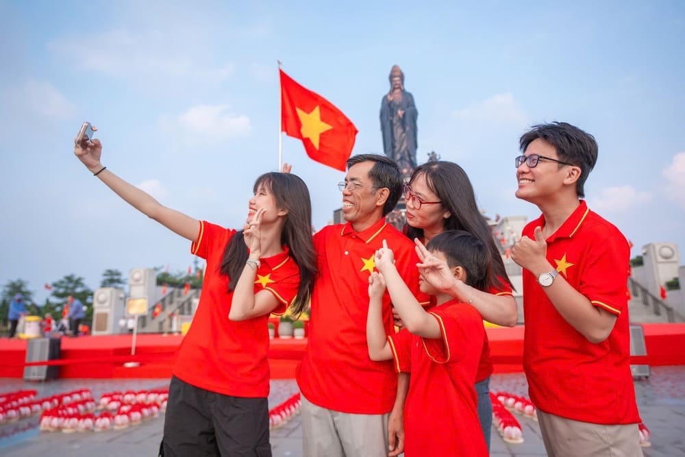 Visitors in the red flag yellow star check-in at Ba Den Mountain, Tay Ninh. Photo: H. Ha