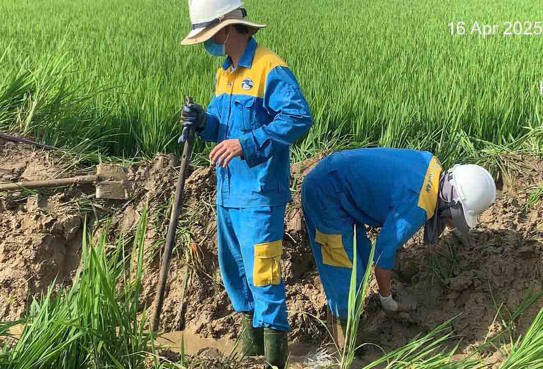 Funcionarios de Nghe Una compañia de existencias de suministros de agua supero el incidente de romper la tuberia de agua del puente blanco. Foto: Quoc Huy