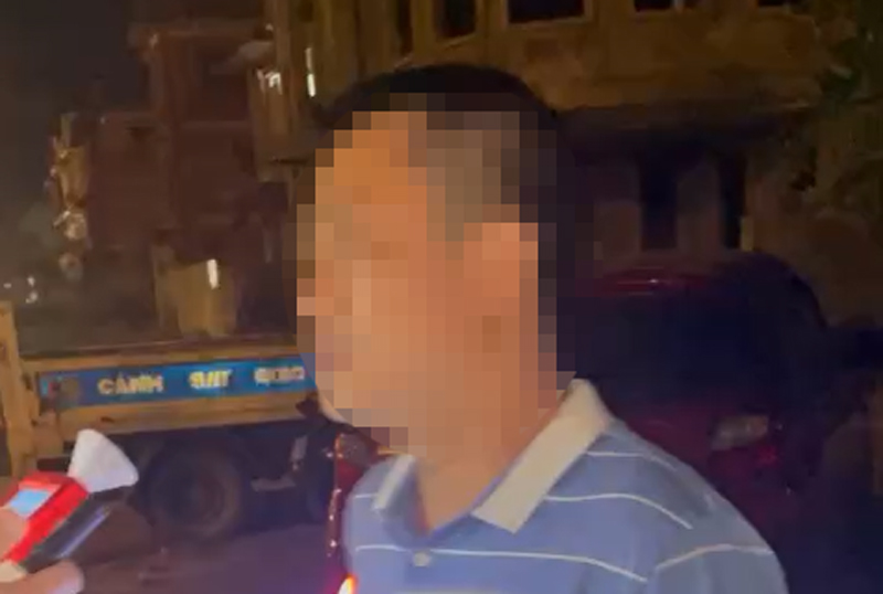 Mr. N.Q.D constantly refuses to measure alcohol content when the authorities of Lao Cai province requested. Photo cut from clip