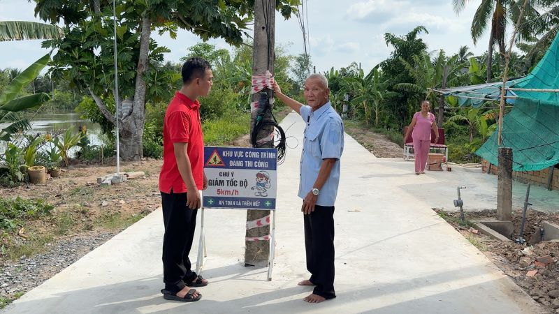 El pilar de energia electrica entre las carreteras rurales, las personas que se ponen en el corazon cuando se mueven. Foto: Hoang loc