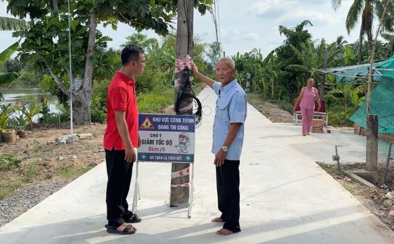The electric power pillar between rural roads, people heart -pounding when moving. Photo: Hoang Loc