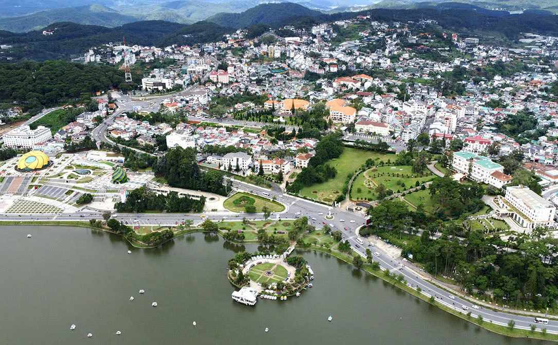 Lam Dong People's Committee will consult voters about the project of arranging administrative units. Photo: Lam Hong