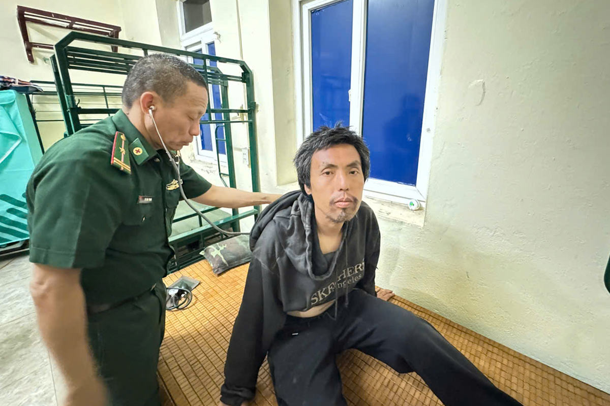 Công dân Trung Quốc - Vương Ái Thần được cán bộ Quân y Đồn BP Cửa khẩu Quốc tế Móng Cái chăm sóc y tế. Ảnh: Biên phòng Quảng Ninh