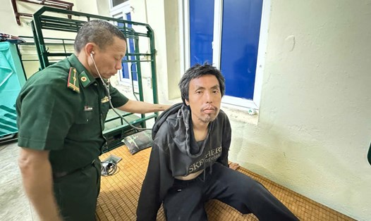 Công dân Trung Quốc - Vương Ái Thần được cán bộ Quân y Đồn BP Cửa khẩu Quốc tế Móng Cái chăm sóc y tế. Ảnh: Biên phòng Quảng Ninh