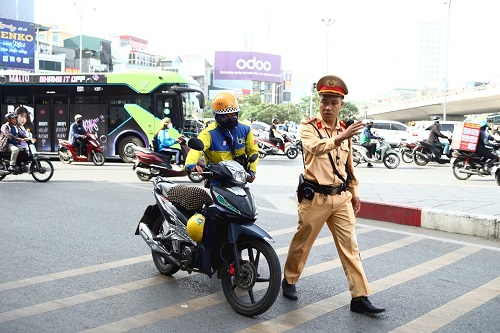 La policia de la policia de Hanoi sanciona las violaciones de trafico, mantiene los documentos directamente en Vneid. Foto: Tuan Hiep