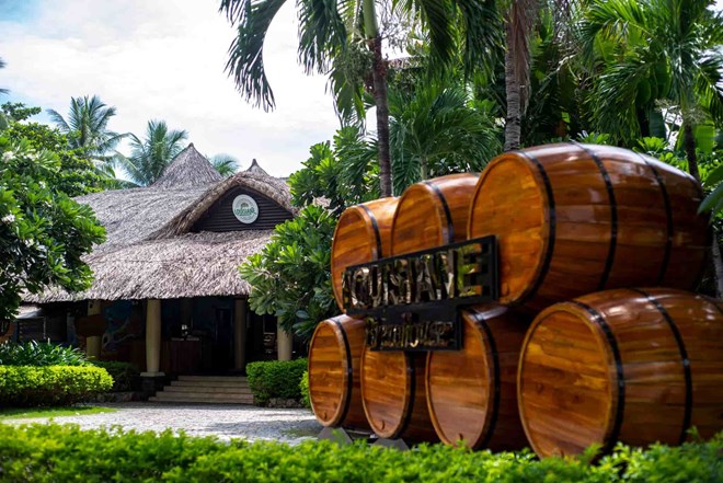 Nha Trang Public Service Management Board decided to sanction the administrative violation of Louisiane restaurant. Photo: Huu Long