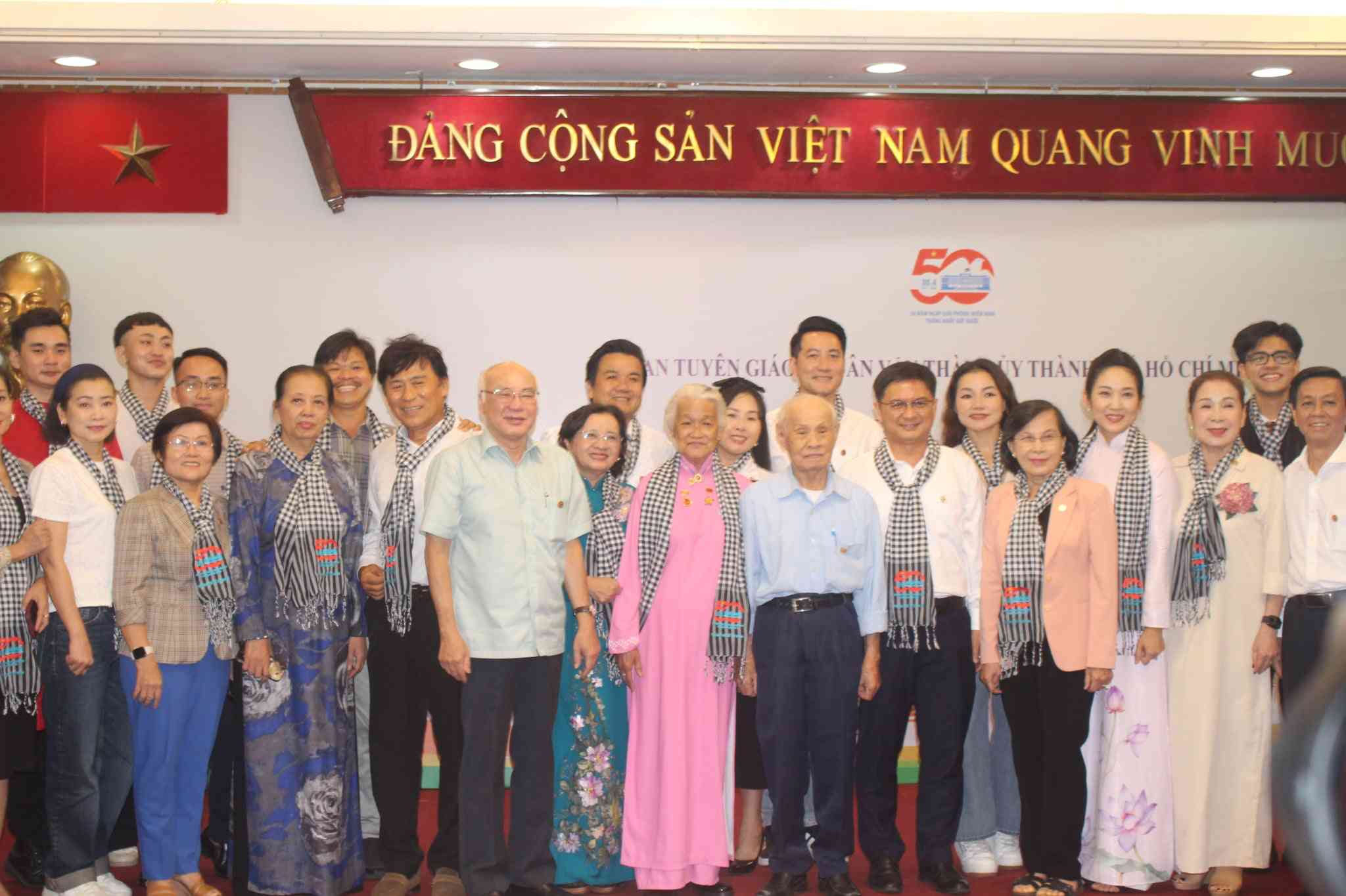 The artists and leaders participated in the 50 -year seminar on literature and art. Photo: di py.