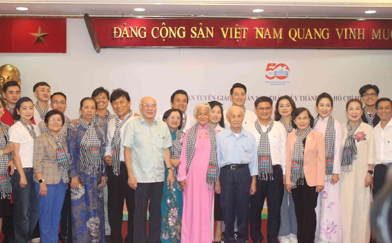 The artists and leaders participated in the 50 -year seminar on literature and art. Photo: di py.