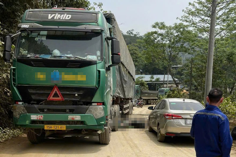 La escena del accidente de trafico en la autopista 279, la seccion que pasa, hijo, THUY Commune (Van Ban, Lao Cai). Foto: Suministro de personas