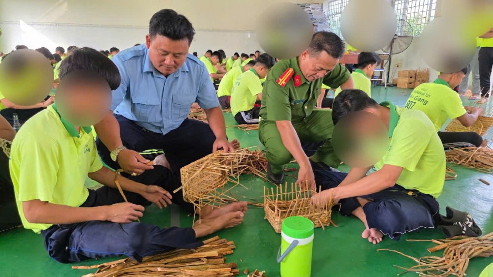 Officers guiding drug detoxification students to learn knitting baskets to earn extra income. Photo: Van Vu
