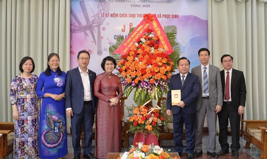 Phó Chủ tịch Ủy ban Trung ương Mặt trận Tổ quốc Việt Nam Tô Thị Bích Châu (thứ 4 từ trái sang) tặng hoa chúc Mục sư Hội trưởng Bùi Văn Sản và Hội thánh Tin lành Việt Nam (miền Bắc) nhân dịp lễ Phục sinh. Ảnh Nguyễn Cường