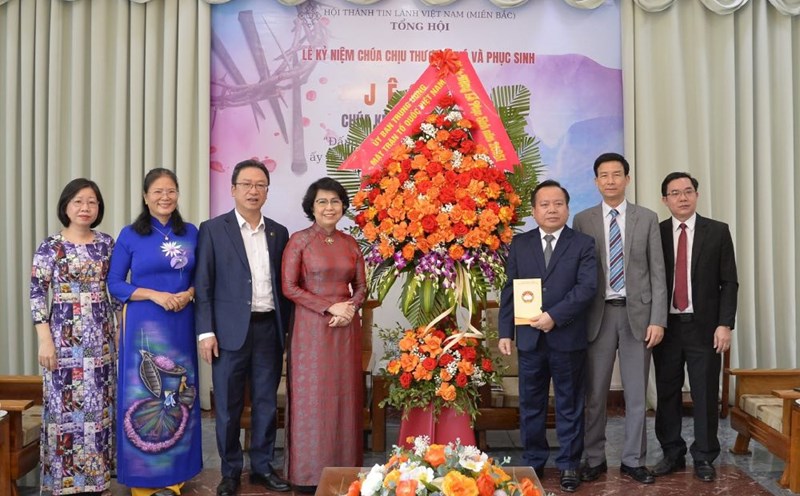 Vice Chairman of the Central Committee of the Vietnam Fatherland Front To Thi Bich Chau (4th from the left) presented flowers to the Pastor Bui Van San and the Vietnam Protestant Church (the North) on the occasion of Easter. Photo Nguyen Cuong