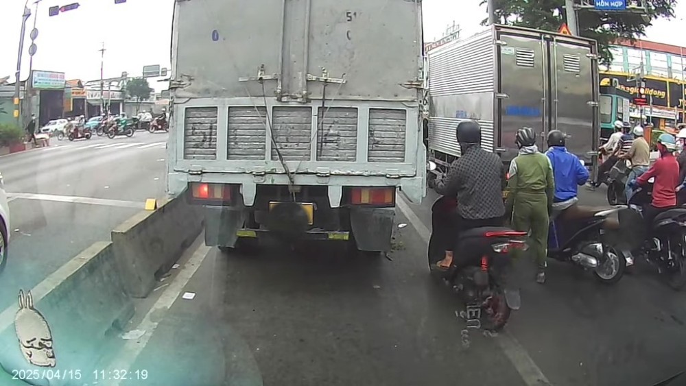 Canh xe tai di chuyen den gan giao lo khi den xanh dang dem nguoc tu 18 ve 9 thi dot ngot chuyen vang roi do gay un u giao thong. Anh: Dong Hoang