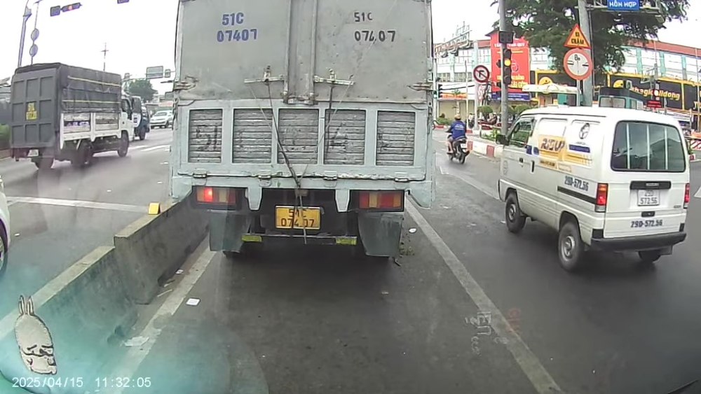 Hinh anh den tin hieu giao thong tu xanh dem nguoc bat ngo chuyen vang va do. Anh: Cat tu clip