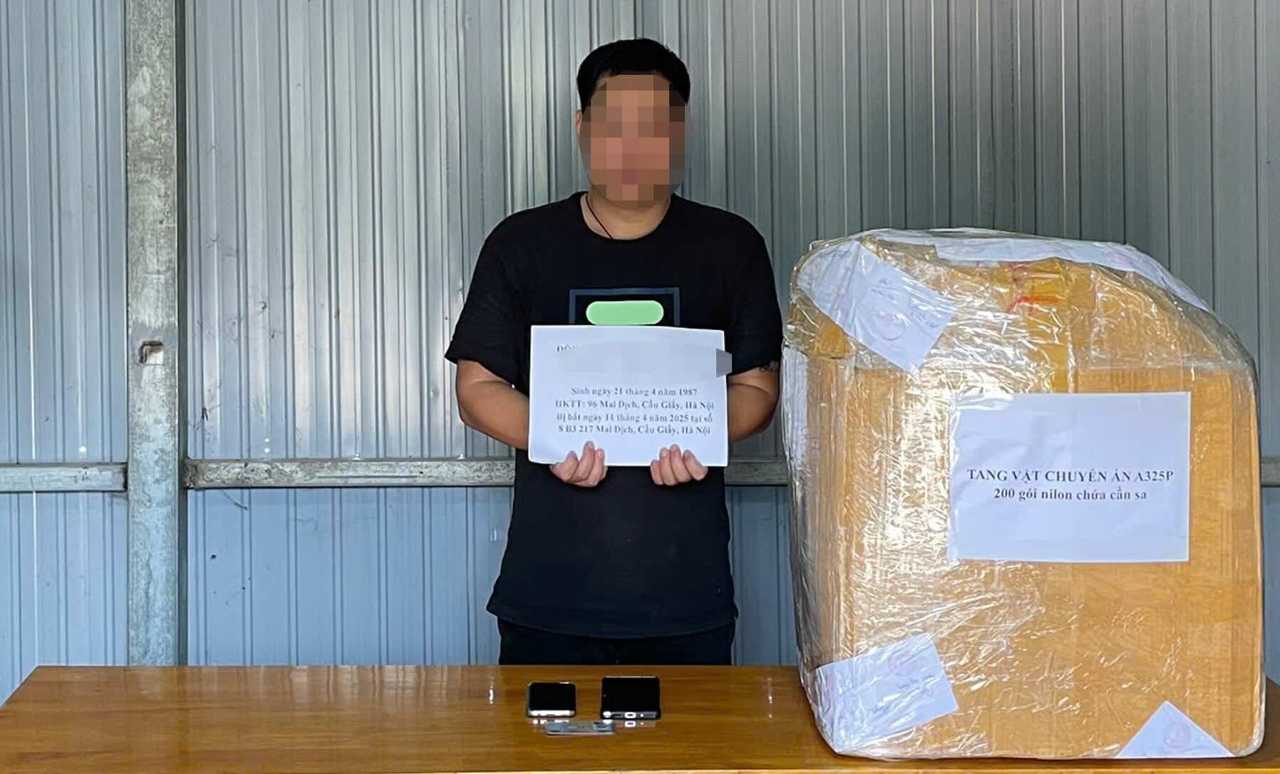 Đối tượng bị bắt giữ và tang vật 12kg cần sa khô. Ảnh: Bộ đội Biên Phòng