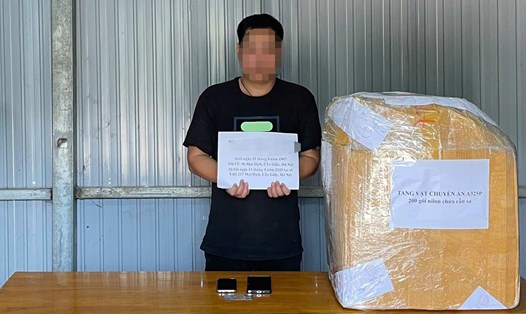 Đối tượng bị bắt giữ và tang vật 12kg cần sa khô. Ảnh: Bộ đội Biên Phòng