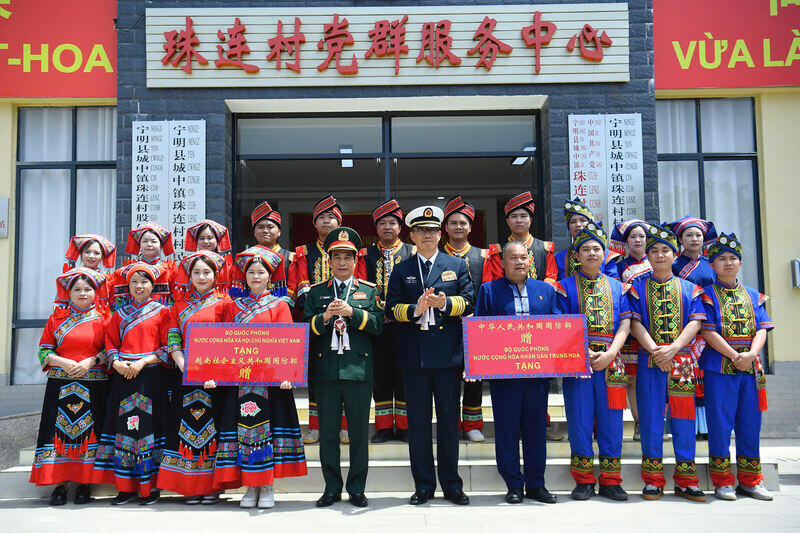 Đoàn đại biểu Quốc phòng hai nước thăm và tặng quà nhân dân thôn kiểu mẫu Chu Liên thuộc Khu tự trị dân tộc Choang, Quảng Tây, Trung Quốc. Ảnh: Huy Nguyễn