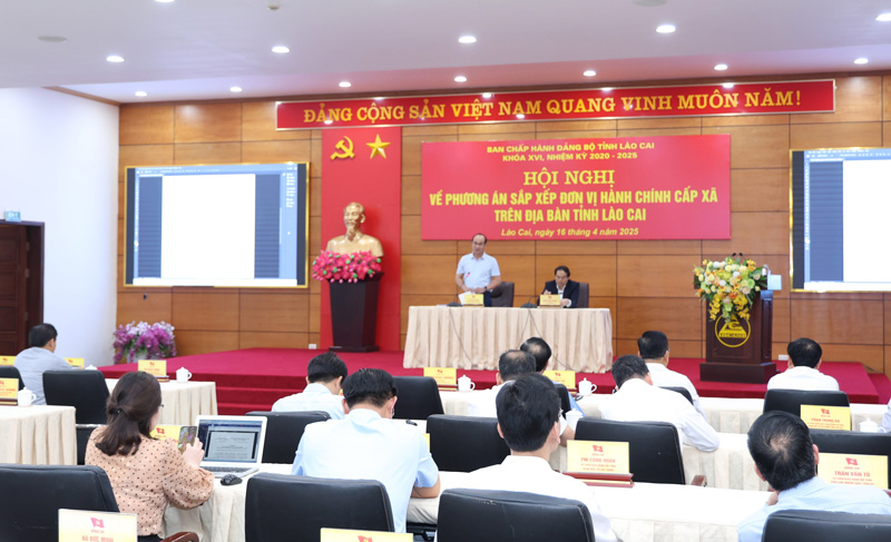 The conference discusses the plan of arranging communal administrative units in Lao Cai province. Photo: Thanh Phu