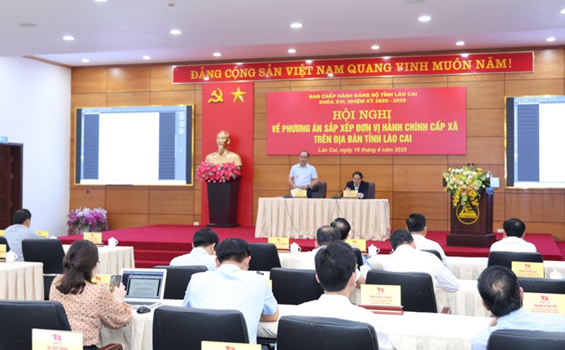 The conference discusses the plan of arranging communal administrative units in Lao Cai province. Photo: Thanh Phu