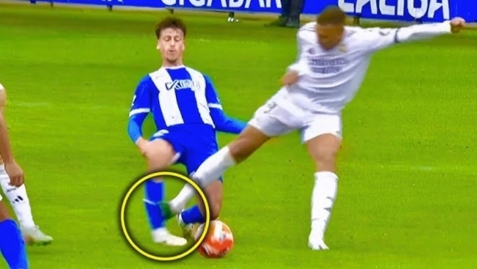 Mbappe's very violent violence situation with Alaves players. Photos cut from video