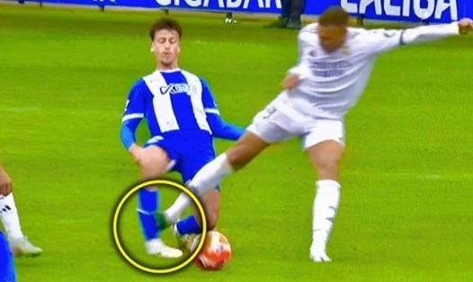 Tình huống phạm lỗi rất thô bạo của Mbappe với cầu thủ của Alaves. Ảnh cắt từ video