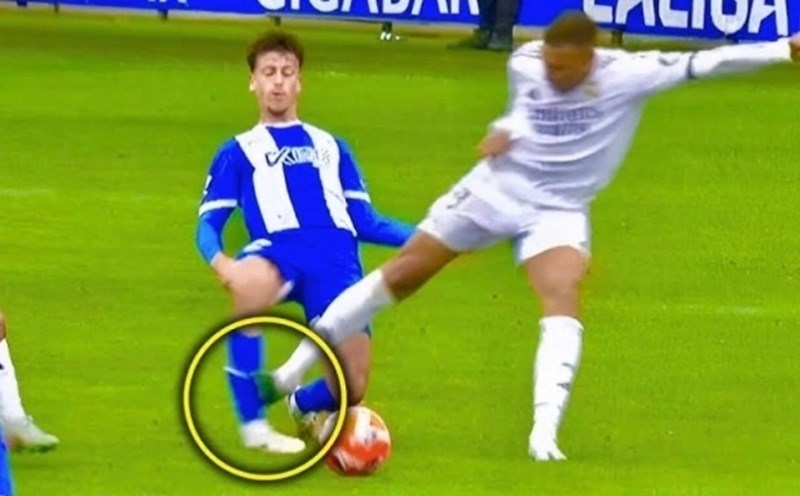 Mbappe's very violent violence situation with Alaves players. Photos cut from video