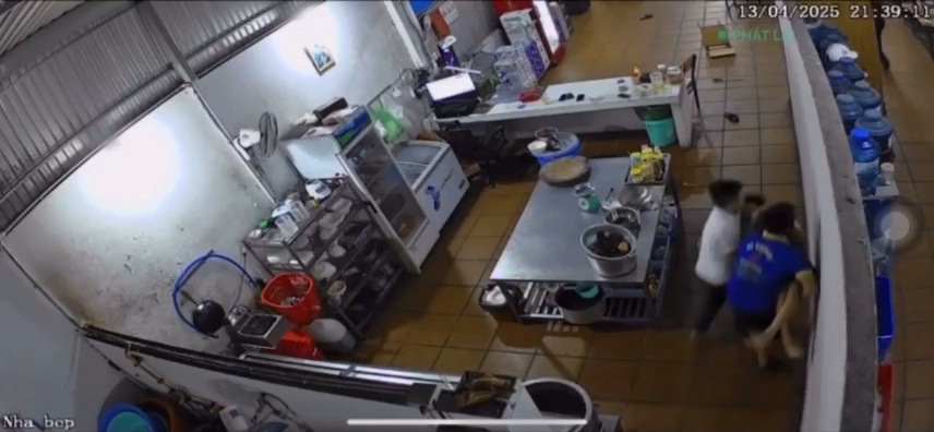 Bị đâm 2 nhát dao, một nhân viên quán thịt dê đã tử vong. Ảnh: Trích từ camera an ninh của quán