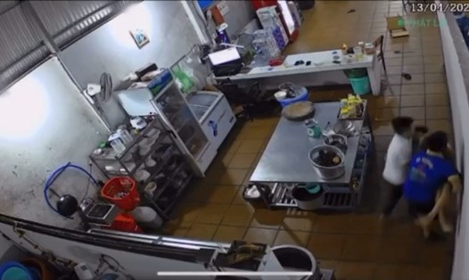 Bị đâm 2 nhát dao, một nhân viên quán thịt dê đã tử vong. Ảnh: Trích từ camera an ninh của quán