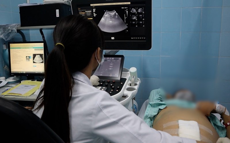 A patients with kidney function ultrasound. Photo: Nguyen Ly