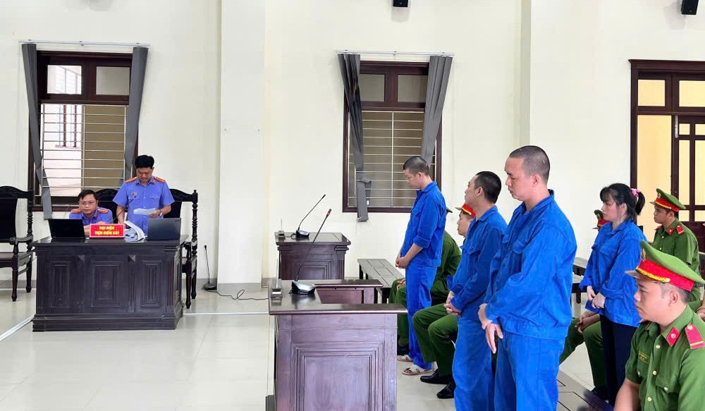 Các bị cáo trong vụ án vận chuyển hơn 12kg ma túy qua biên giới vào địa bàn tỉnh Long An tại phiên tòa. Ảnh: Duy Minh