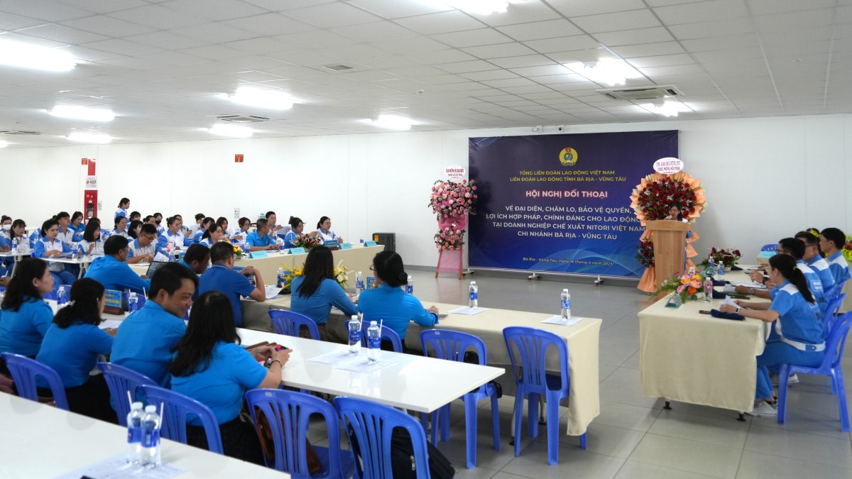 Escena de la conversacion en el trabajo del C.E.O Nitori. Imagen de la ciudad de An
