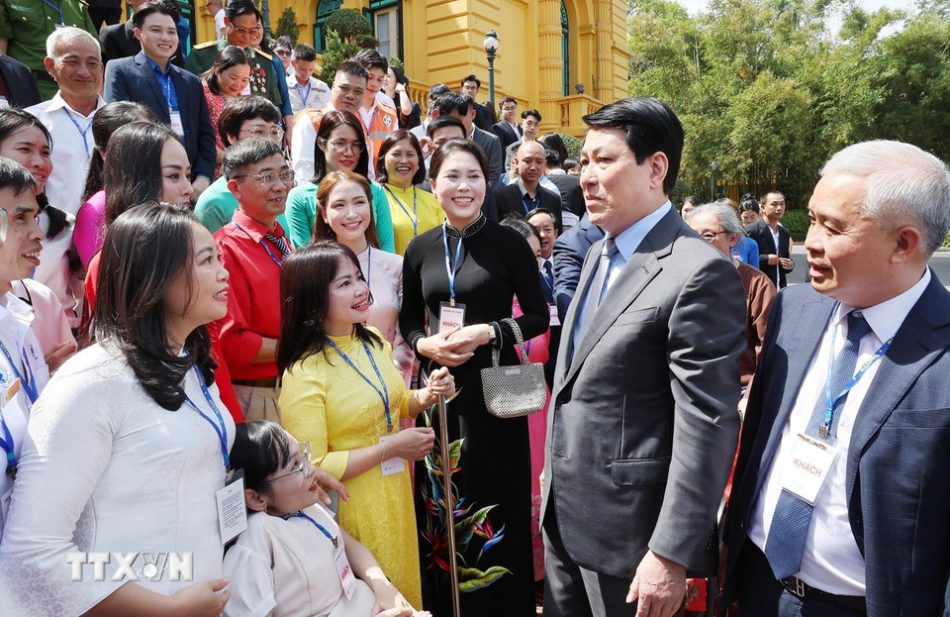 Member of the Politburo, President Luong Cuong met the characters in the program "Great work". Photo: VNA