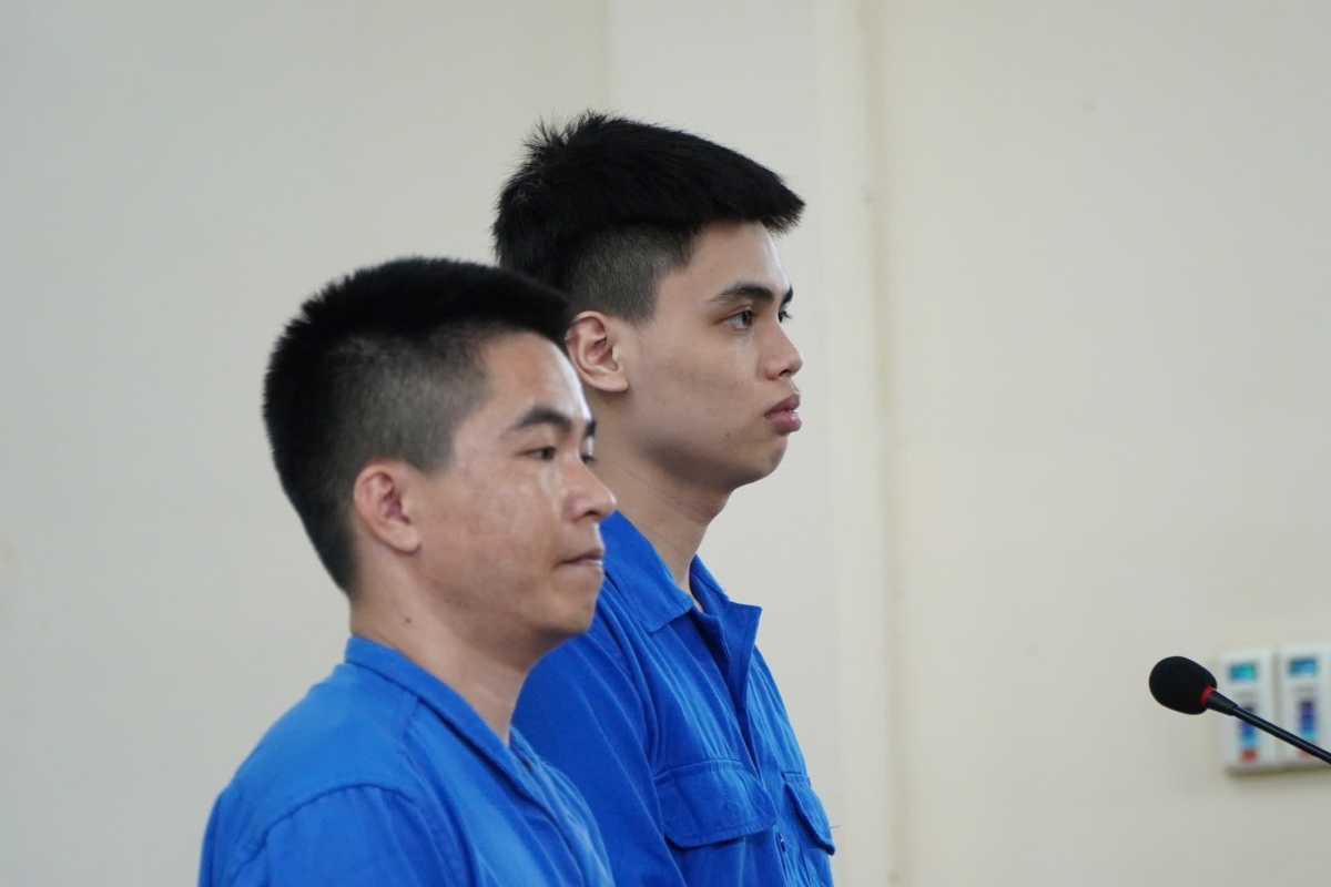 Hai đối tượng bị tuyên phạt tổng cộng 37 năm tù vì mua bán trái phép chất ma túy. Ảnh: Thành An