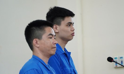 Hai đối tượng bị tuyên phạt tổng cộng 37 năm tù vì mua bán trái phép chất ma túy. Ảnh: Thành An