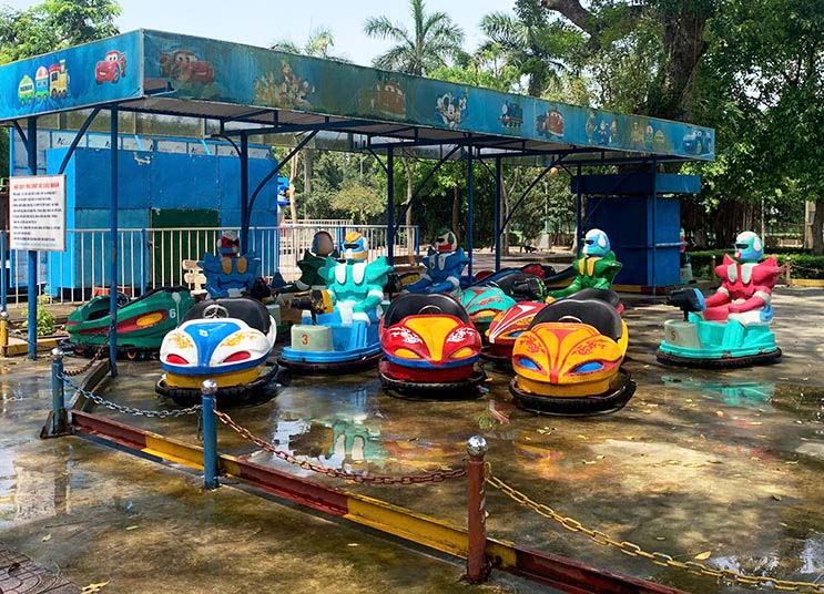 Los juegos en el parque de diversiones en el Parque Central de la Ciudad de Vinh (Nghe An) ya no funcionan. Imagen de la ciudad de Huangyang