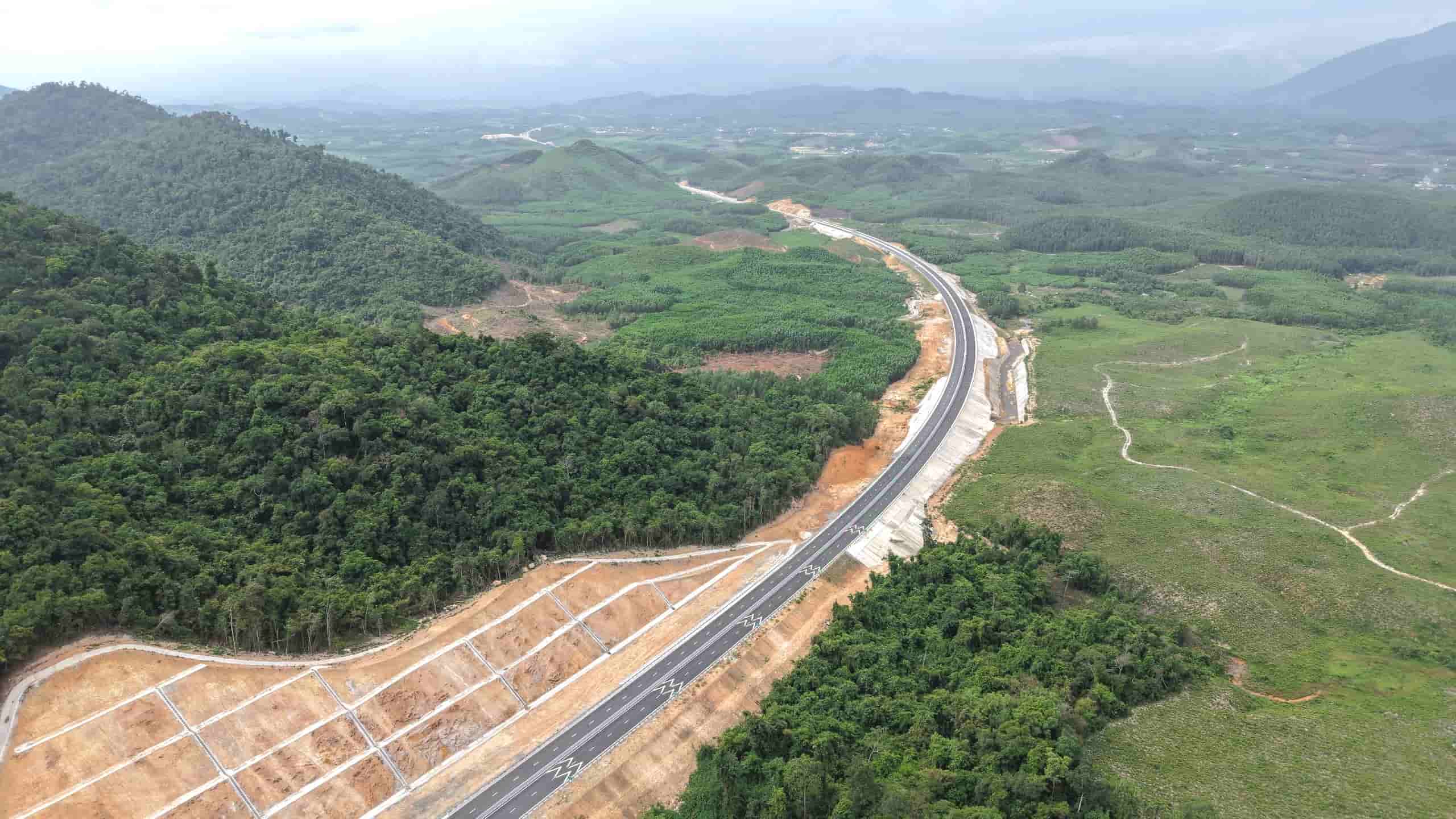 La autopista de Yunphong-Nhat Trang con una inversion de casi 12.000 millones de dongos a traves de la provincia de Hangzhou se ha completado.