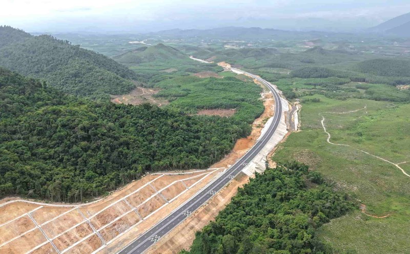 The Van Phong - Nha Trang Expressway with an investment of nearly VND 12,000 billion through Khanh Hoa province has been completed.