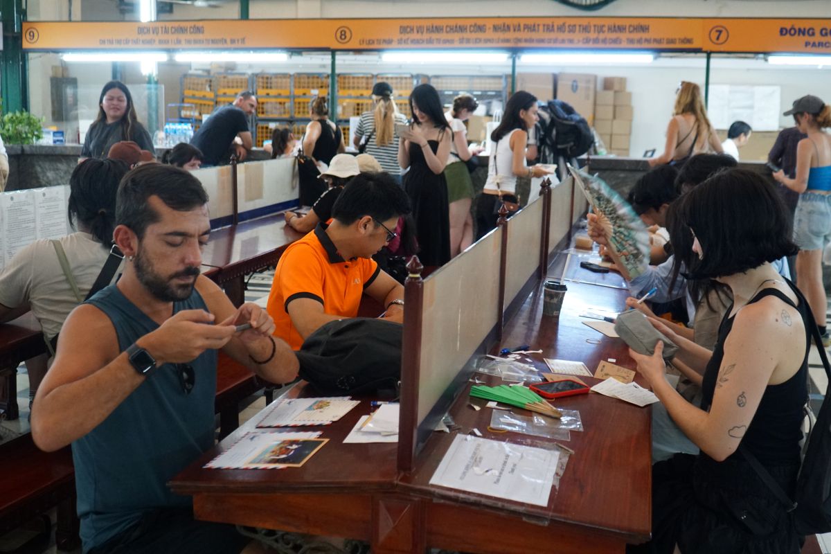 Many international visitors experience handwriting at the City Post Office. Photo: Thanh Chan