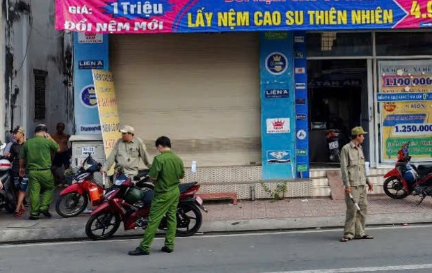La escena descubrio que la tienda femenina de colchones murio en mucho tiempo. Foto: Duy Minh