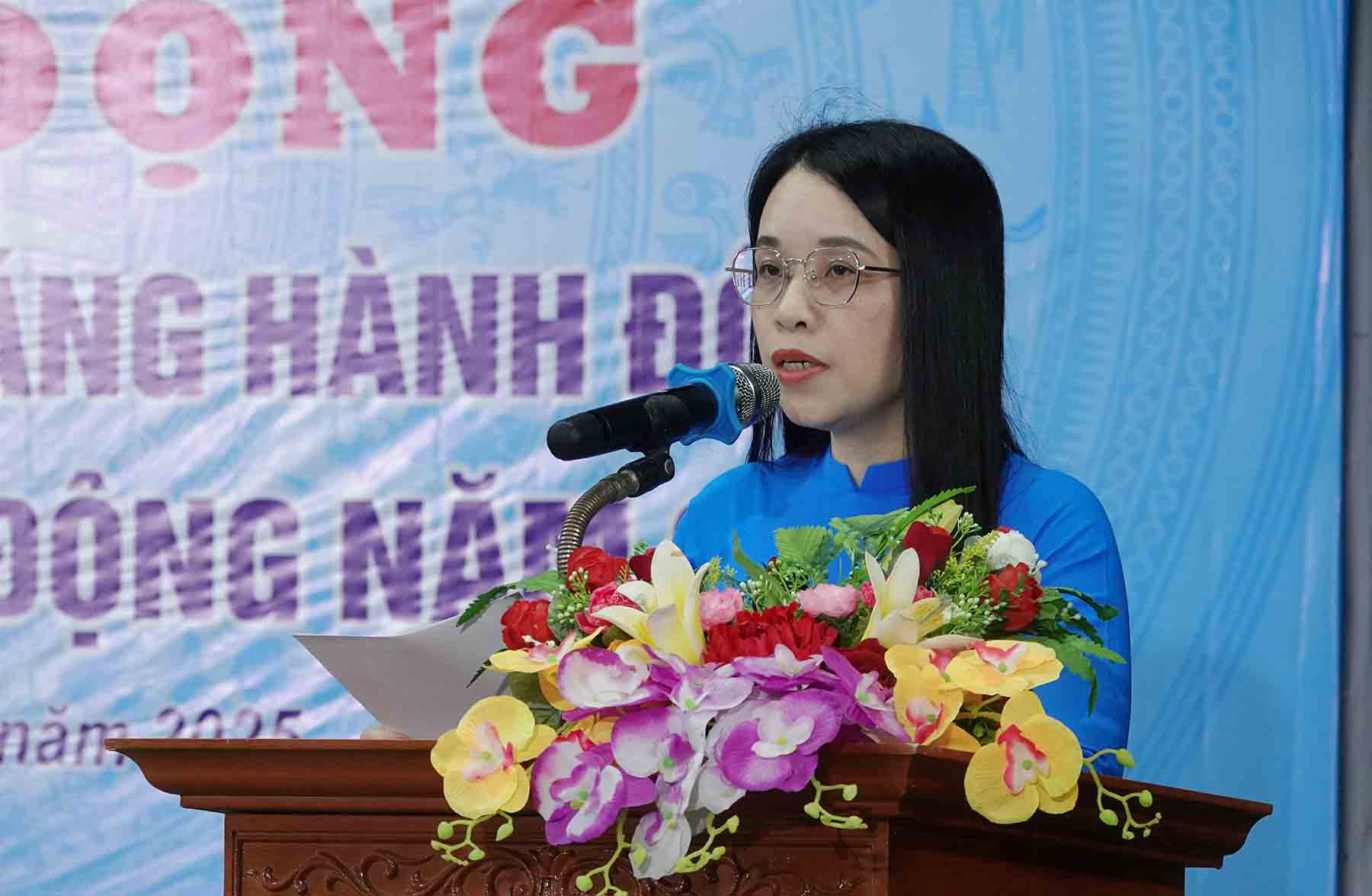 Ms. Nguyen Thi Anh Chuong - Chairman of Ha Tinh City Labor Federation launched the month of workers and the month of action on OSH in 2025. Photo: Tran Tuan.