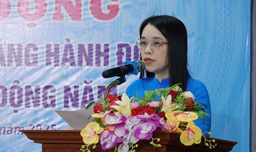 Bà Nguyễn Thị Anh Chương - Chủ tịch LĐLĐ Thành phố Hà Tĩnh phát động Tháng Công nhân và Tháng hành động về ATVSLĐ năm 2025. Ảnh: Trần Tuấn.
