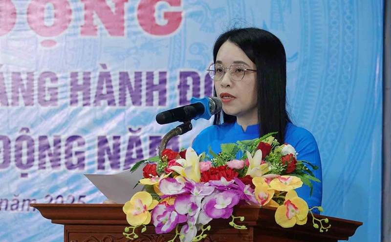 Ms. Nguyen Thi Anh Chuong - Chairman of Ha Tinh City Labor Federation launched the month of workers and the month of action on OSH in 2025. Photo: Tran Tuan.