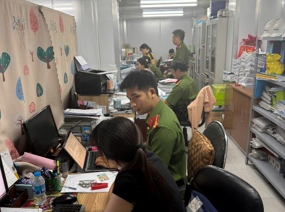 Công an kiểm tra hoạt động sản xuất kinh doanh tại Công ty Cổ phần vận tải Hòa Thịnh Phát, mỏ đá Tân Cang 7, tại phường Tam Phước, TP Biên Hòa. Ảnh: Công an tỉnh Đồng Nai