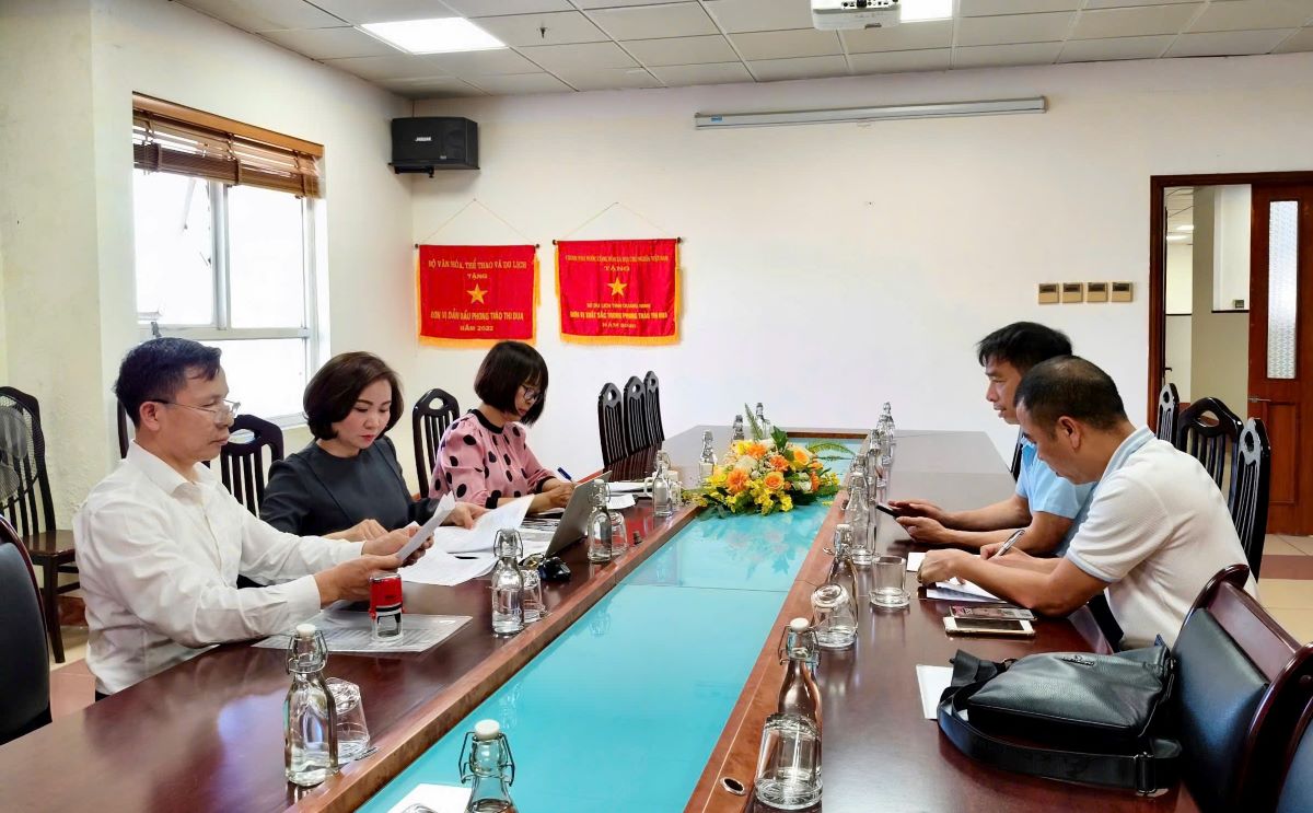 Inspeccion del Departamento de Cultura, Deportes y Turismo de la provincia de Quang Ninh trabaja con el propietario del barco turistico en la tarde del 16 de abril de 2025. Foto: Departamento de Cultura, Deportes y Turismo de Quang Ninh