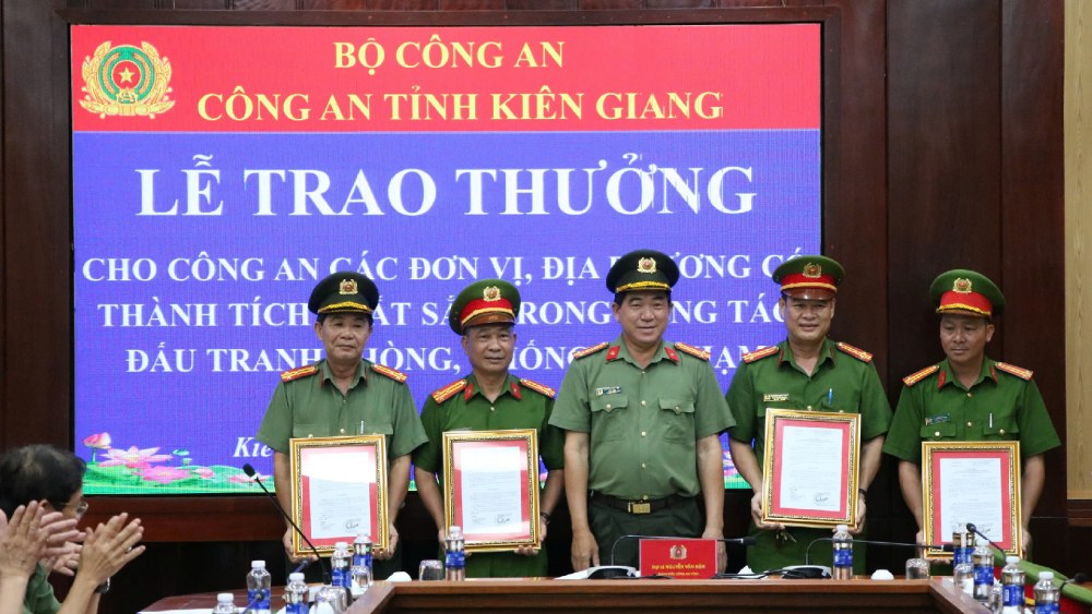 Colonel Nguyen Van Han - Director of the Provincial Police handed over the decision to reward units with outstanding achievements in the fight against crime. Photo: Tien Dung
