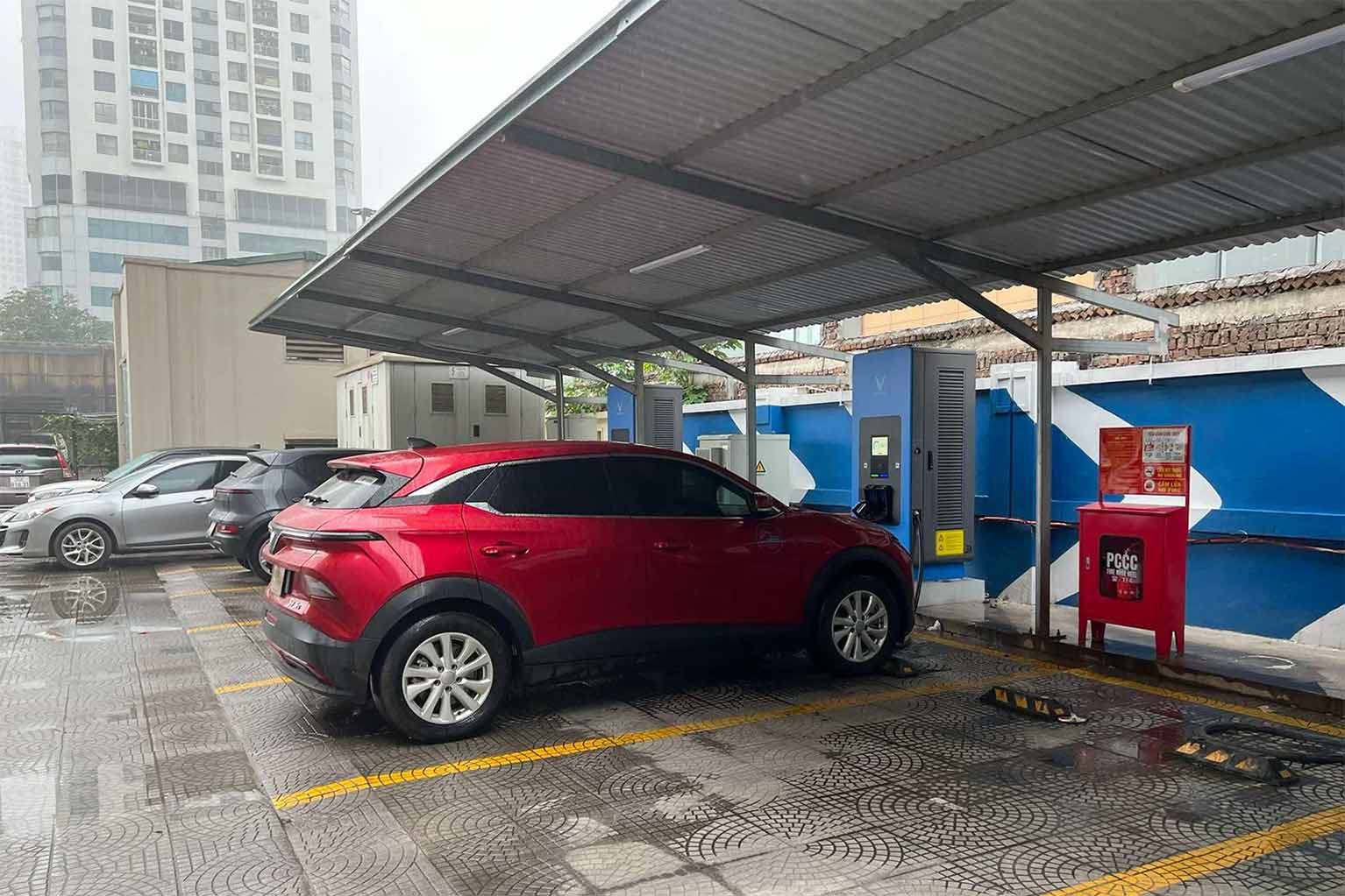 Para que el viaje sea seguro y conveniente, los usuarios de vehiculos electricos deben cumplir con los principios de proteccion personal, especialmente cuando usan servicios publicos. Imagen de la pelicula