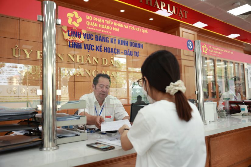 El Ministerio del Interior propuso eliminar la clasificacion por rango, y en su lugar administrar a los funcionarios por puesto de trabajo. Ilustracion de la obra de Hye-Nguyen