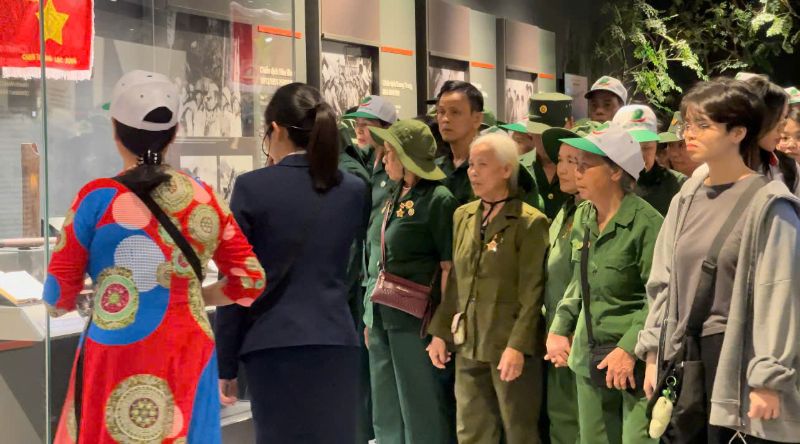 The delegation visited the Vietnam Military History Museum on April 16. Photo: Hoang Hue