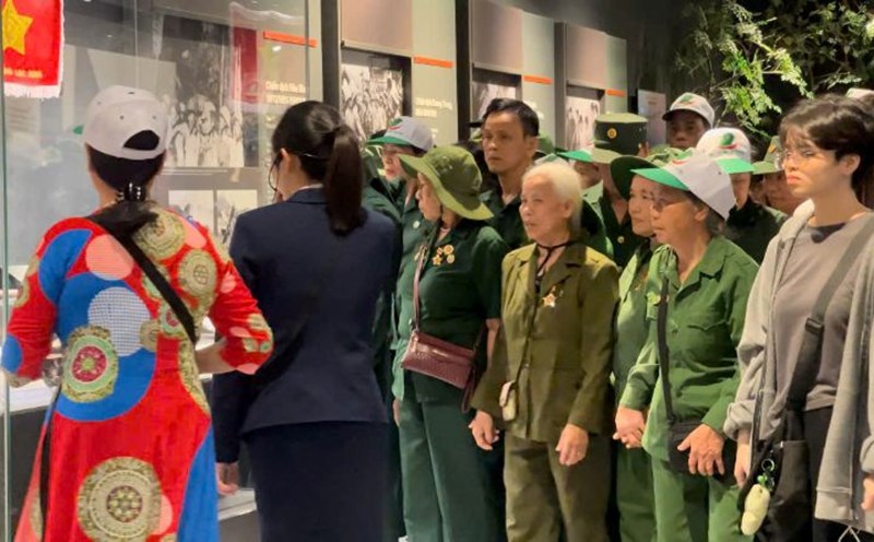 The delegation visited the Vietnam Military History Museum on April 16. Photo: Hoang Hue