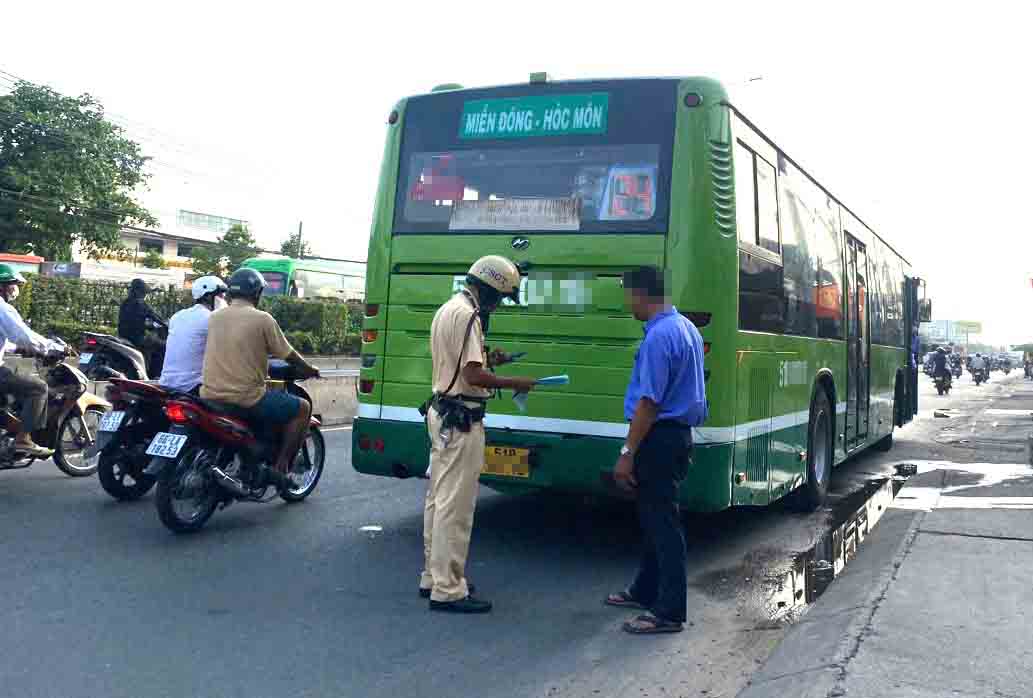 CSGT kiểm tra với 1 tài xế xe buýt. Ảnh: PC08